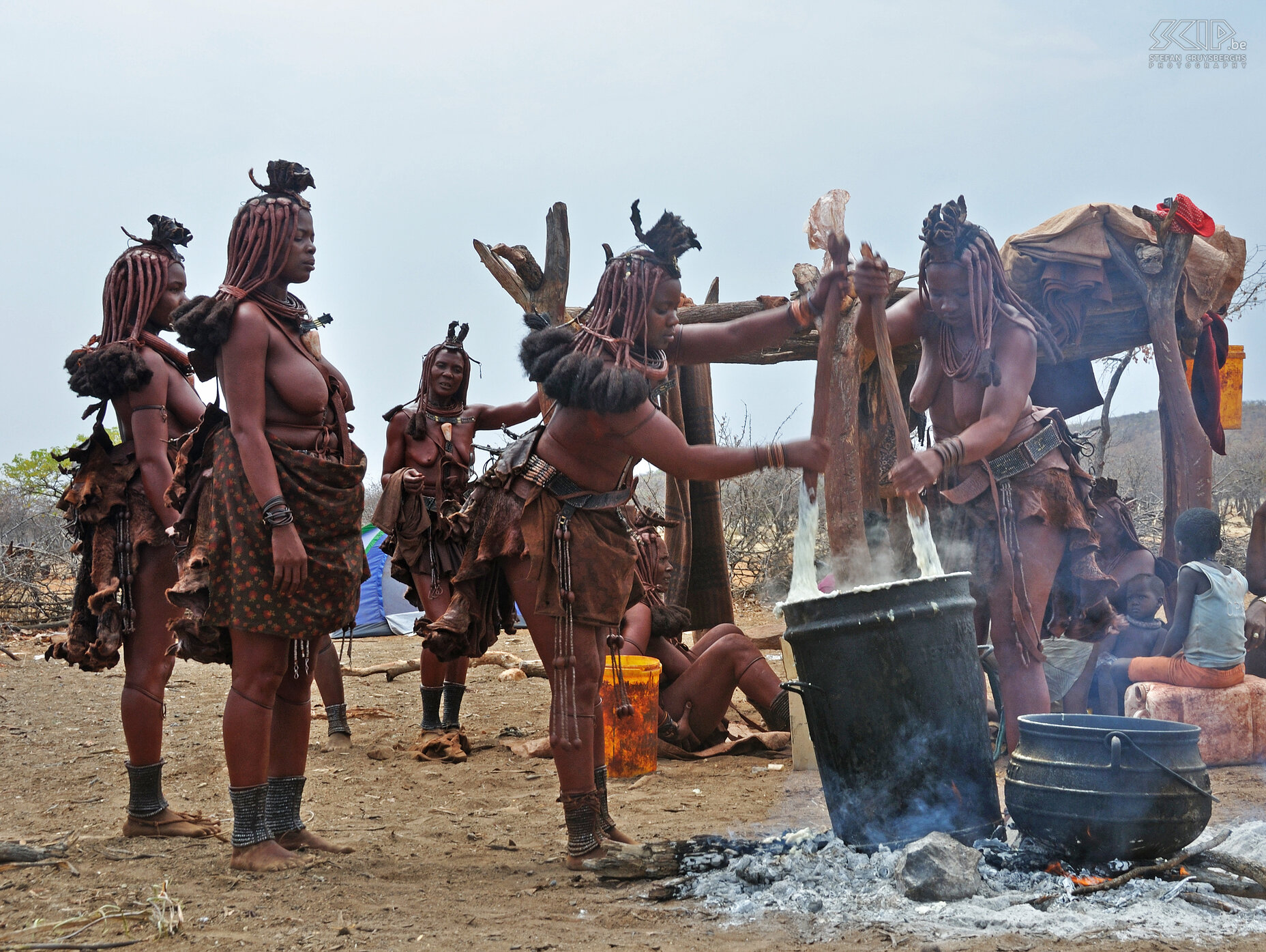 Omangete - Himba women Women and girls of the Himba tribe perform more labor-intensive work than men and boys do; such as milking the cows and goats, taking care of the children, carrying water to the village, collecting firewood, cooking, making handicrafts and clothing, … The men's main task is herding the livestock.<br />
<br />
The women are famous for covering their hair and body with otjize (mixture of fat and ochre). They use it due to water scarcity and protect themselves from the extremely hot and dry climate as well as against mosquito and insect bites. Traditionally both men and women go topless and wear loincloths made of animal skins. The women also wear a lot of trinkets.<br />
 Stefan Cruysberghs